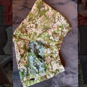 Patagonia Baggies Shorts. Woman’s size Medium. Green botanical print.